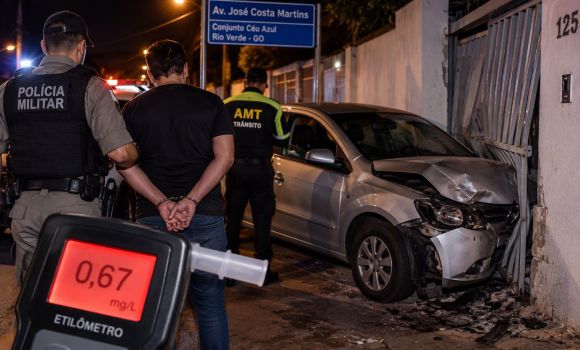 Imagem de Motorista sem CNH é preso após bater carro contra portão de residência em Rio Verde