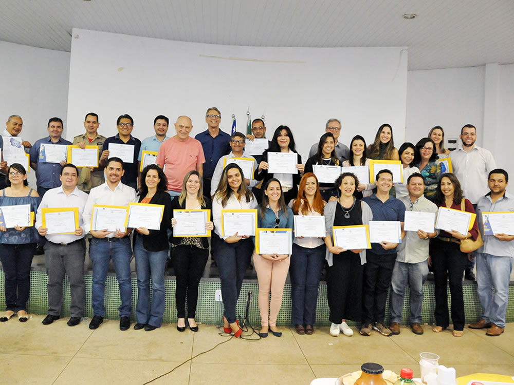 Imagem de Prefeitura entrega diplomas de pós-graduação para servidores municipais