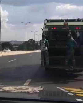 Imagem de Caminhão de lixo é apreendido com documentação vencida e transportando passageiros nas partes externas