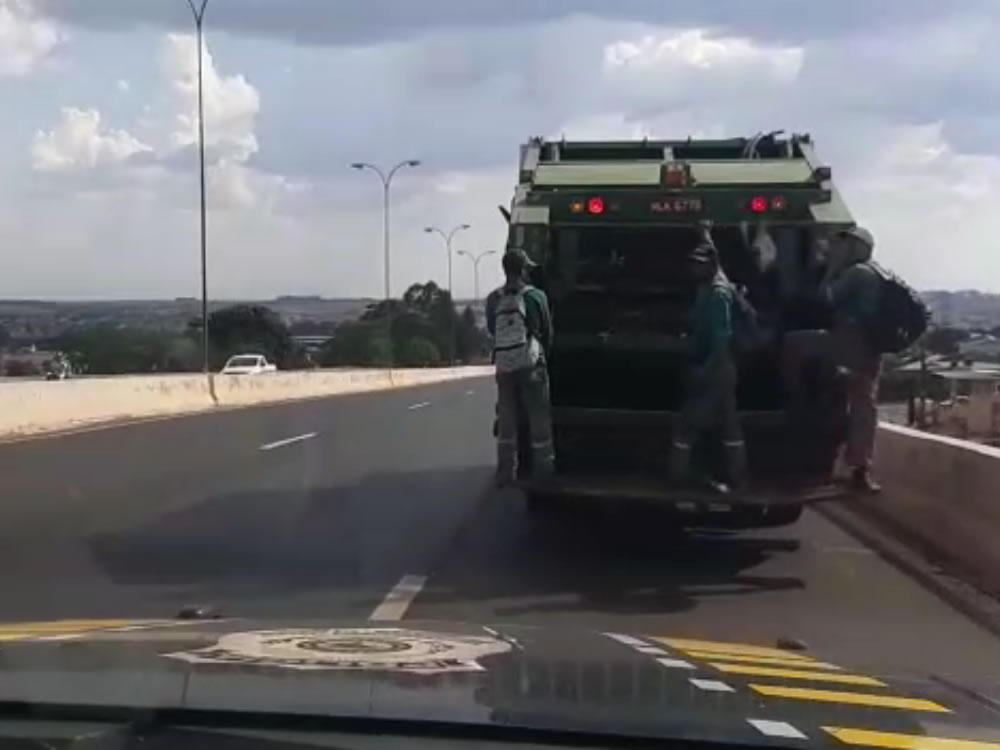 Imagem de Caminhão de lixo é apreendido com documentação vencida e transportando passageiros nas partes externas