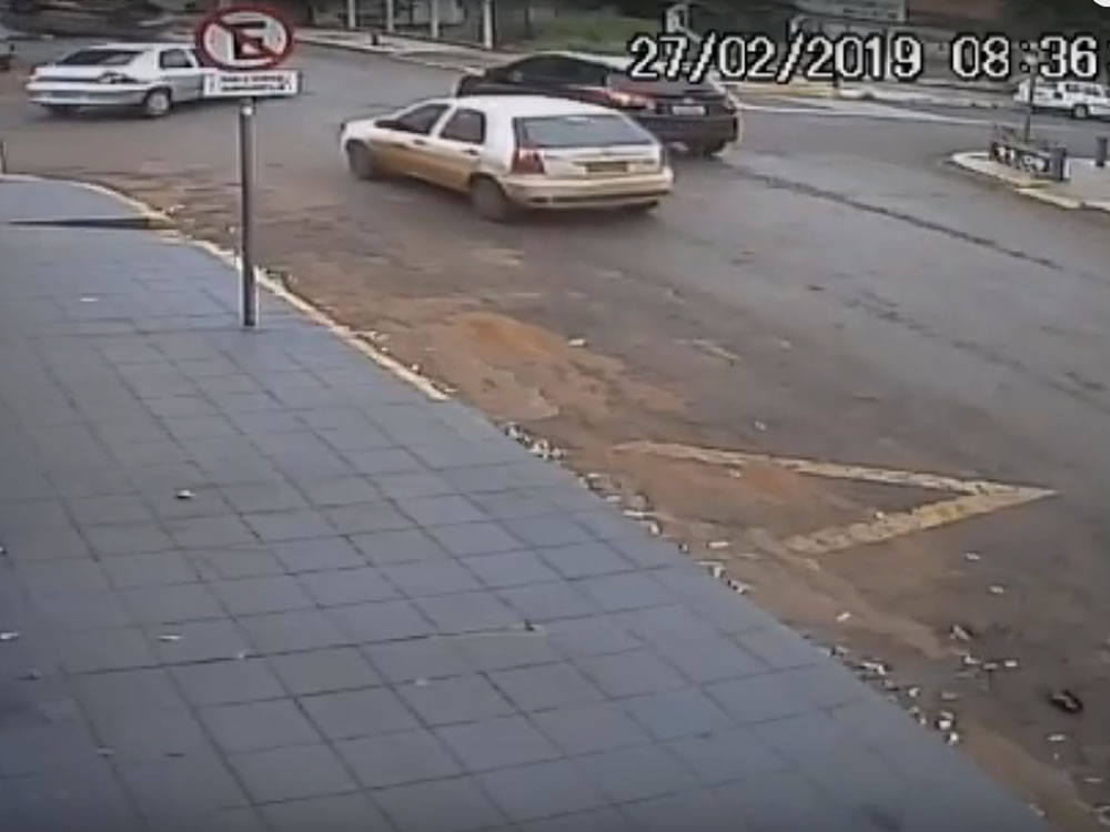 Imagem de Câmera flagra capotamento em Rio Verde