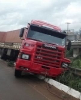 Imagem de Motorista alcoolizado perde o controle de carreta