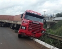 Imagem de Motorista alcoolizado perde o controle de carreta