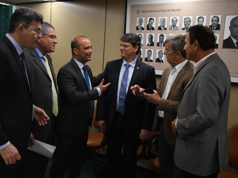 Imagem de Líder Vitor Hugo e ministro Tarcísio garantem atenção especial para Goiás nos investimentos em infraestrutura de transportes