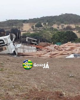 Imagem de Capotamento mata homem e filho na BR-153
