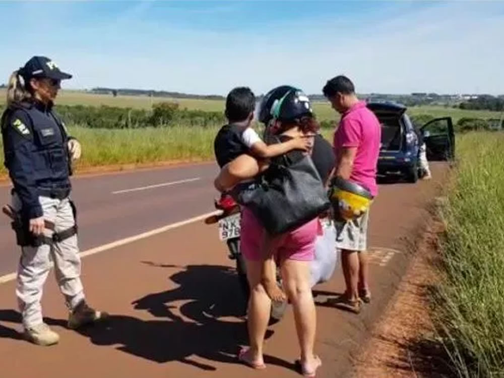 Imagem de PRF resgata criança transportada irregularmente em motocicleta