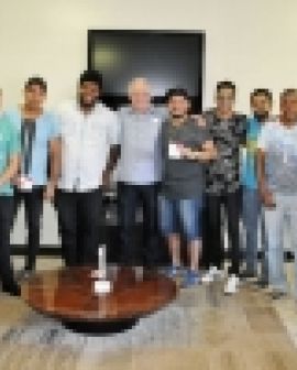 Imagem de Prefeito recebe visitas em seu gabinete