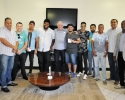Imagem de Prefeito recebe visitas em seu gabinete