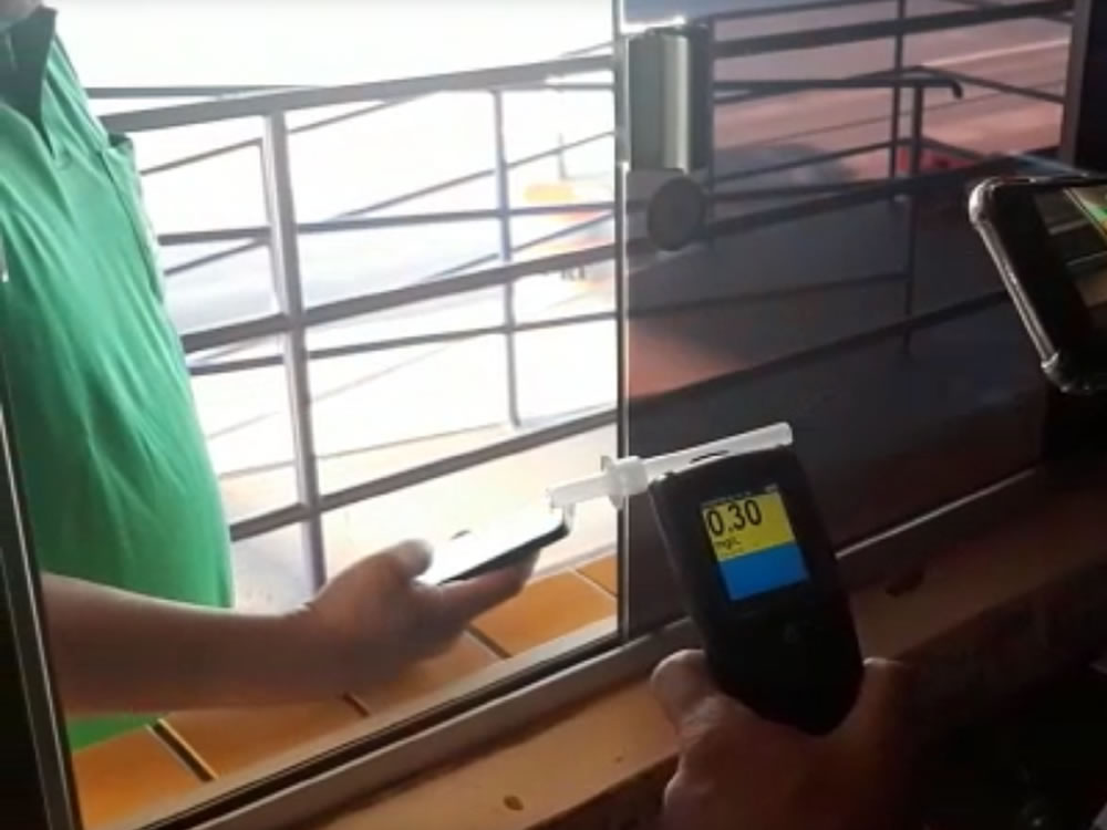 Imagem de Motorista de ônibus é preso transportando passageiros embriagado
