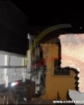 Imagem de Carreta invade casa