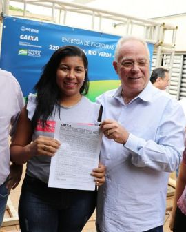 Imagem de Prefeito entrega escrituras para moradores do Residencial Nilson Veloso 2
