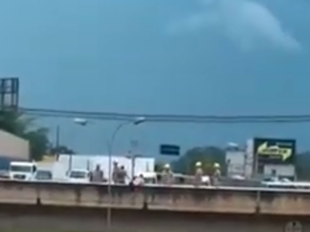 Imagem de Bombeiros resgatam homem que ameaçava pular de viaduto
