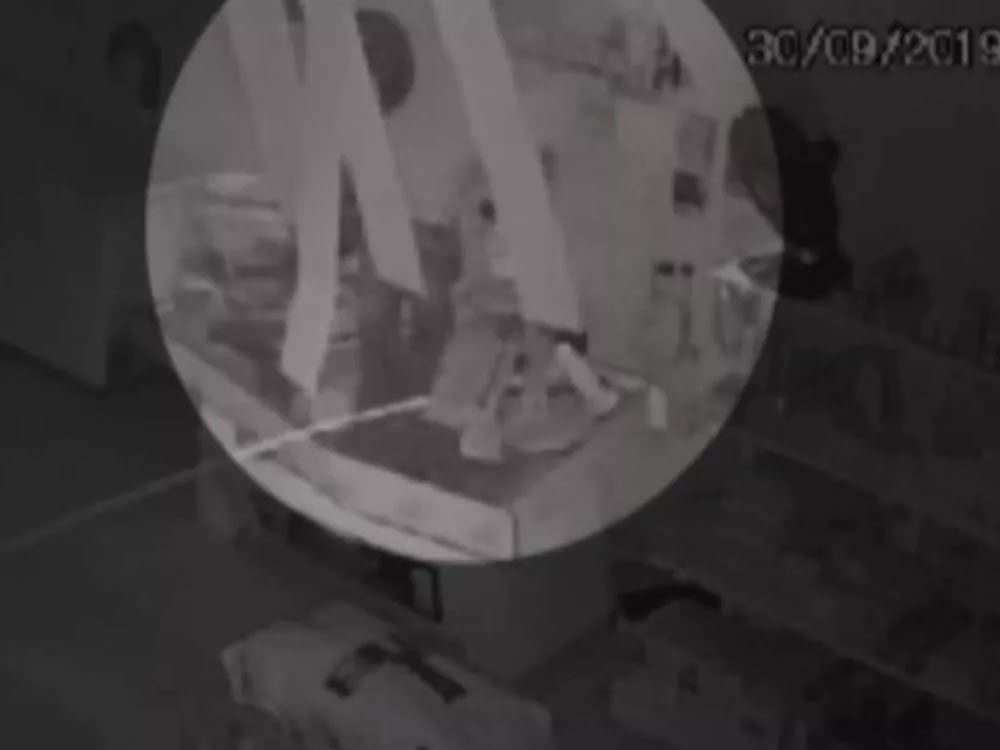 Imagem de Ladrão invade distribuidora de bebidas pelo teto e cai sobre o caixa em Jataí. Veja o vídeo