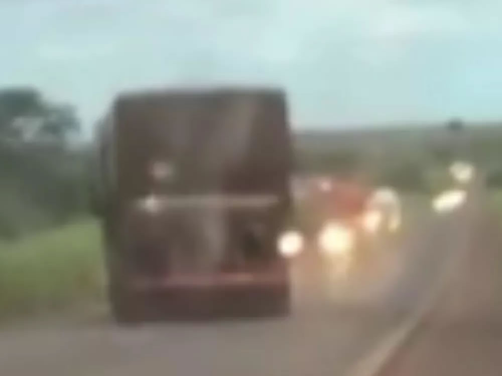 Imagem de Caminhoneiro dirige na contramão e quase bate em carreta, na BR-452 entre Rio Verde e Itumbiara