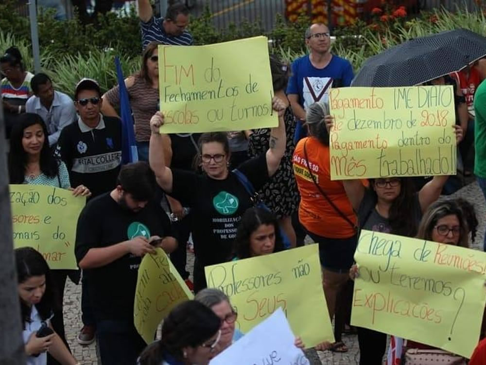 Imagem de Em assembleia, professores de Goiás aprovam paralisação