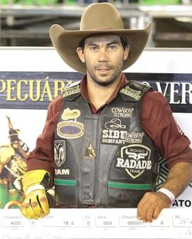 Imagem de Francis Gustavo vence rodeio de Rio Verde