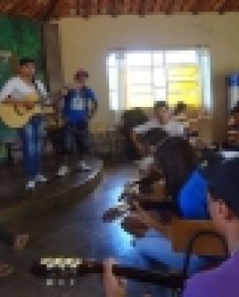 Imagem de Alunos do projeto 'Mil Violões' realizam recital