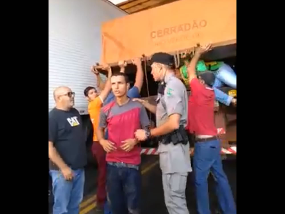 Imagem de Homem pula do viaduto da Renovação e escapa por cair em carroceria de caminhão. Veja vídeo: