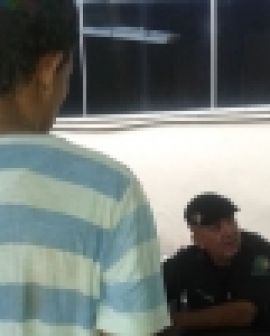 Imagem de PM detém menor com moto furtada