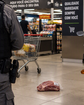 Imagem de Suspeito ameaça funcionários após esconder carne em supermercado de Rio Verde