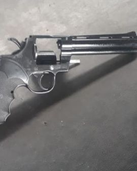 Imagem de Homem preso na porta do ‘Gigantão’ com simulacro de arma, em Rio Verde