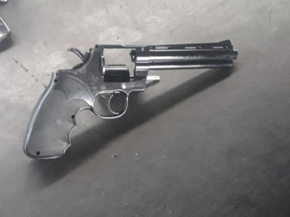 Imagem de Homem preso na porta do ‘Gigantão’ com simulacro de arma, em Rio Verde