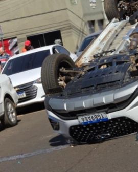 Imagem de Carro capota após forte batida no Centro de Rio Verde e deixa motorista ferido