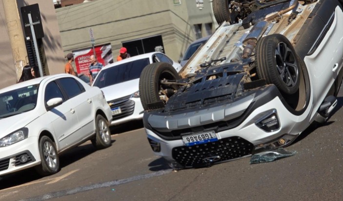 Imagem de Carro capota após forte batida no Centro de Rio Verde e deixa motorista ferido
