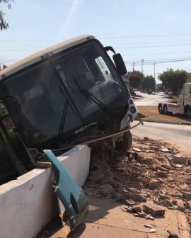 Imagem de Ônibus perde o controle e quase cai de ponte na Vila Borges, em Rio Verde