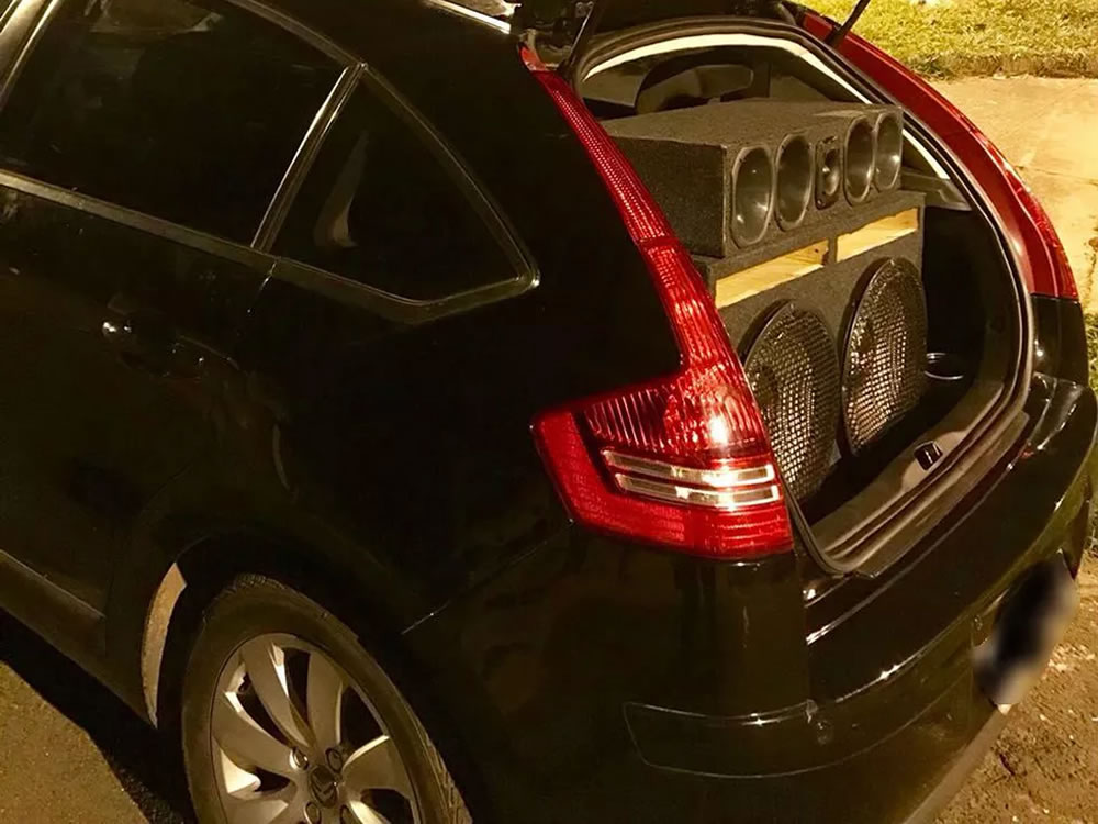 Imagem de Advertido por som alto, homem agride policiais em Rio Verde