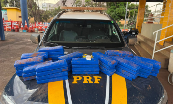 Imagem de PRF encontra cerca de 42 kg de maconha em carro durante fiscalização na BR-060, em Rio Verde