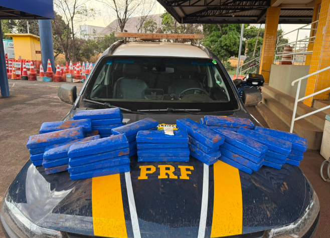 Imagem de PRF encontra cerca de 42 kg de maconha em carro durante fiscalização na BR-060, em Rio Verde