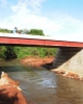 Imagem de Ponte sobre o Ribeirão Cachoeirinha reconstruída