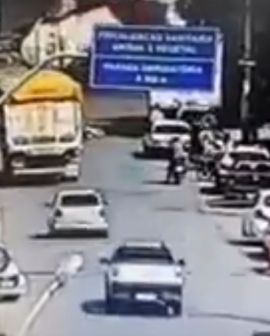 Imagem de Motociclista morre após ser empurrado para debaixo de caminhão no interior de Goiás. Veja vídeo: