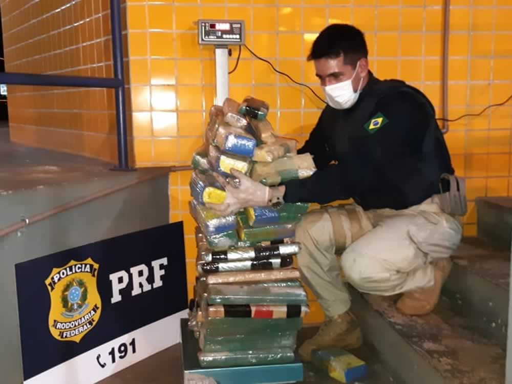 Imagem de PRF encontra mais de 60 kg de maconha escondida em lataria de carro, em Rio Verde