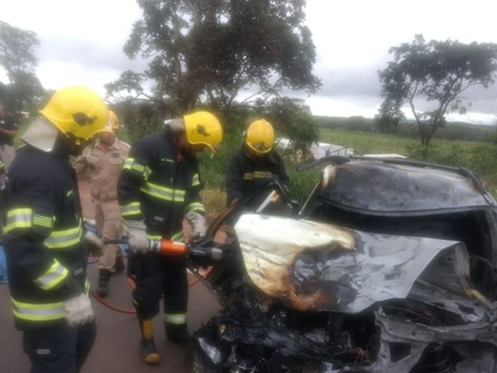 Imagem de Homem morre carbonizado após colisão frontal com carreta na BR-354