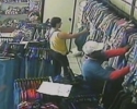 Imagem de Casal usa carrinho de bebê para furtar loja de roupas