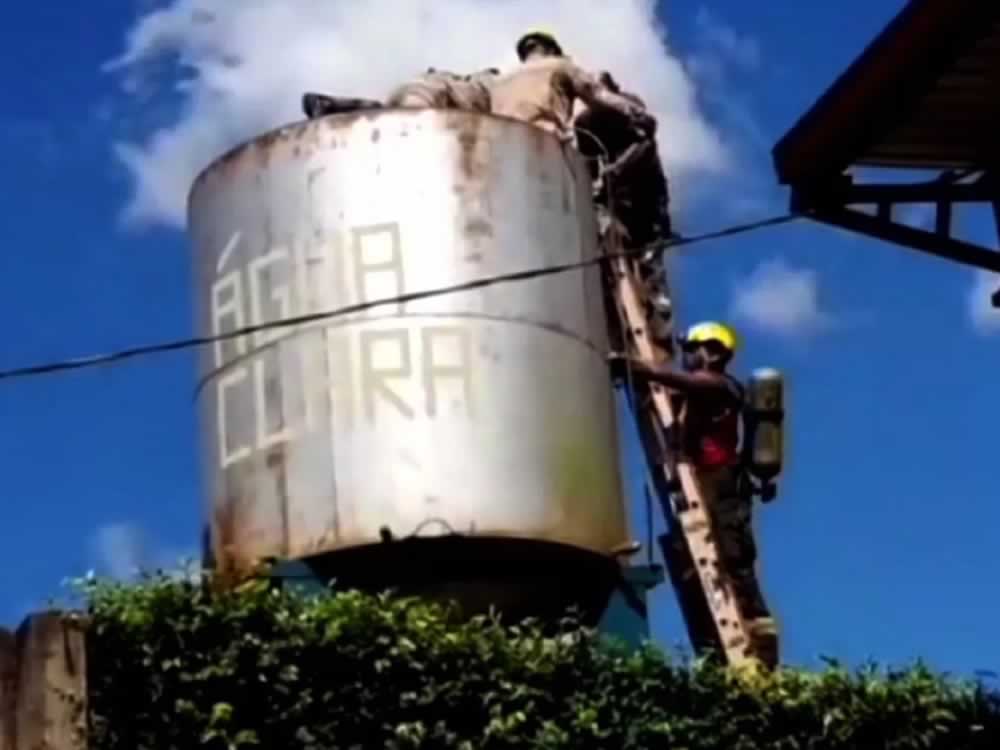 Imagem de Bombeiros resgatam homem que desmaiou em cima de caixa d’água em Santa Helena