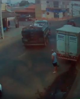 Imagem de Caminhão desvia de carro e bate de frente com moto em Mineiros. Veja o vídeo: