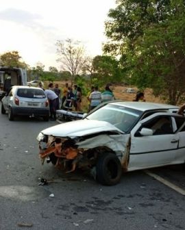 Imagem de Homem morre ao ser arremessado contra árvore durante acidente com dois carros na GO-060