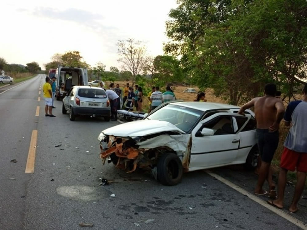 Imagem de Homem morre ao ser arremessado contra árvore durante acidente com dois carros na GO-060