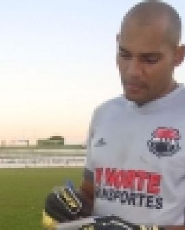 Imagem de Leandro Lopes: o goleiro escritor