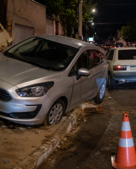 Imagem de Carro sobe em calçada, atinge veículo estacionado e deixa pessoa ferida em Rio Verde