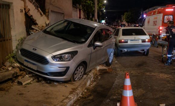 Imagem de Carro sobe em calçada, atinge veículo estacionado e deixa pessoa ferida em Rio Verde