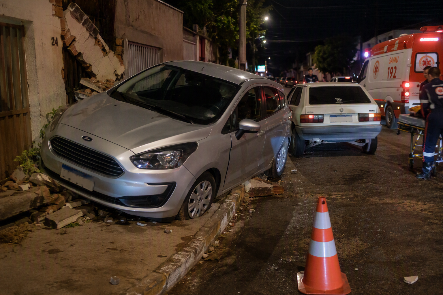 Imagem de Carro sobe em calçada, atinge veículo estacionado e deixa pessoa ferida em Rio Verde