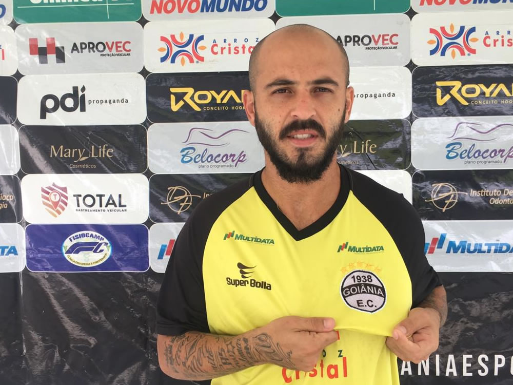 Imagem de Meia revelado no Vasco é apresentado no Goiânia