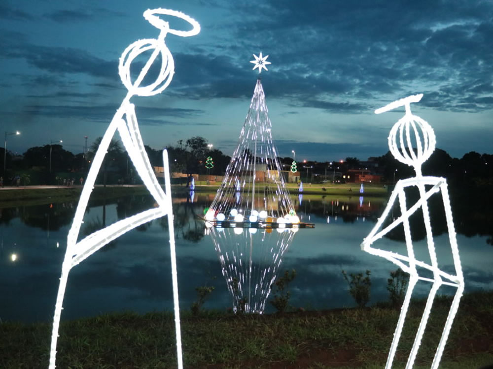 Imagem de Decoração natalina encanta quem passa pelo Parque Mauro Borges