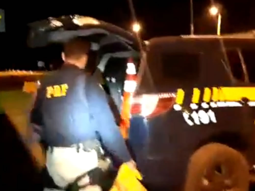 Imagem de PRF encontra droga em caixa de som e prende jovem de 19 anos em Jataí