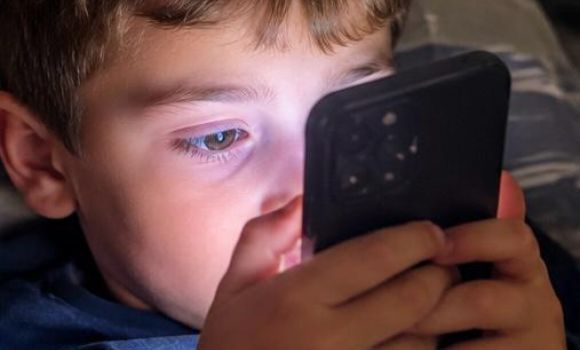 Imagem de Excesso de telas acende alerta para saúde dos olhos de crianças e adultos