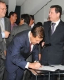 Imagem de Prefeito assina contratos